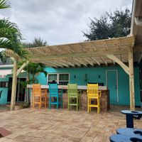 Wooden pavilion enhancing the outdoor environment of a Florida home